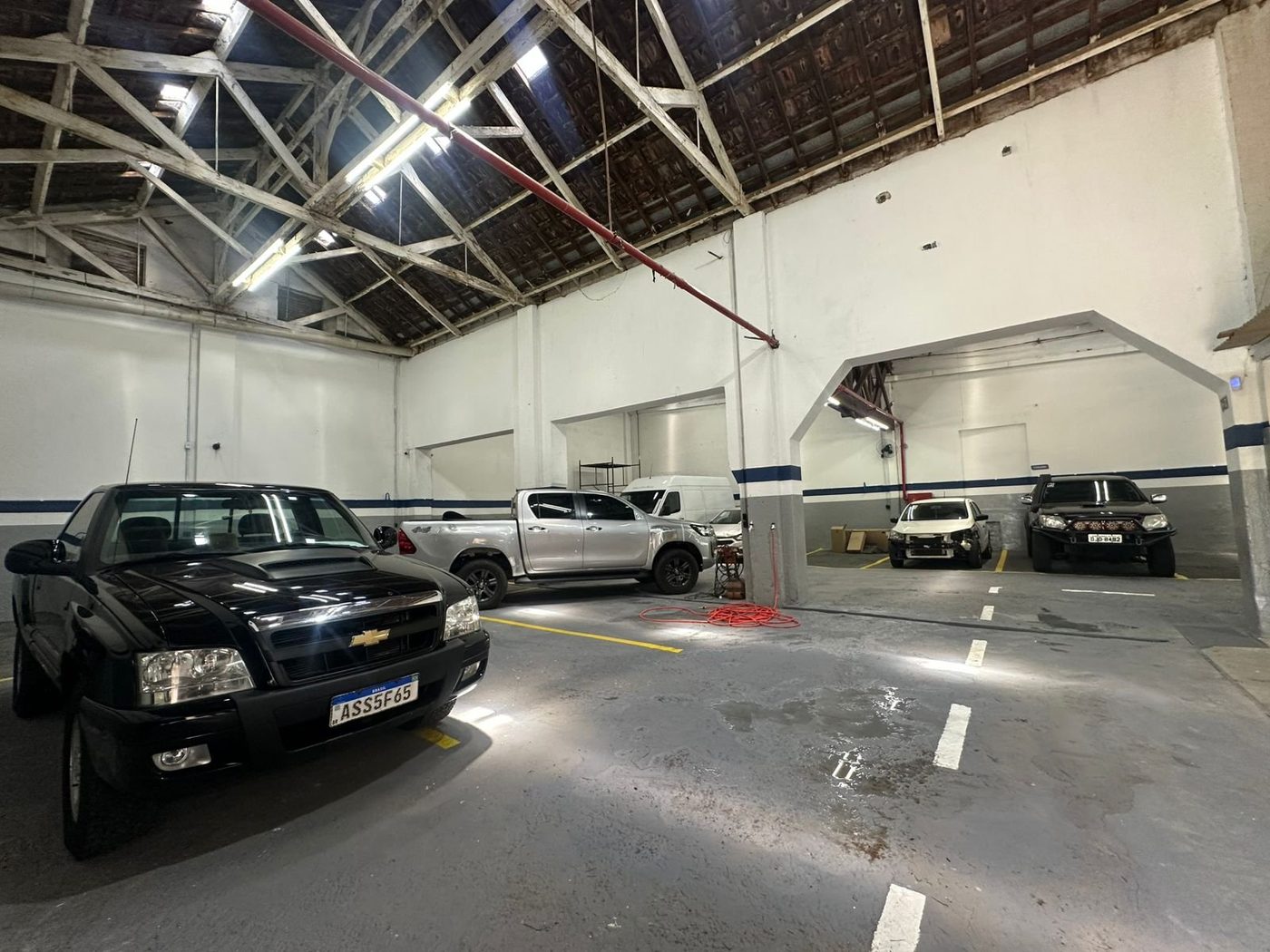 Boxes de trabalho da funilaria com veículos em reparo