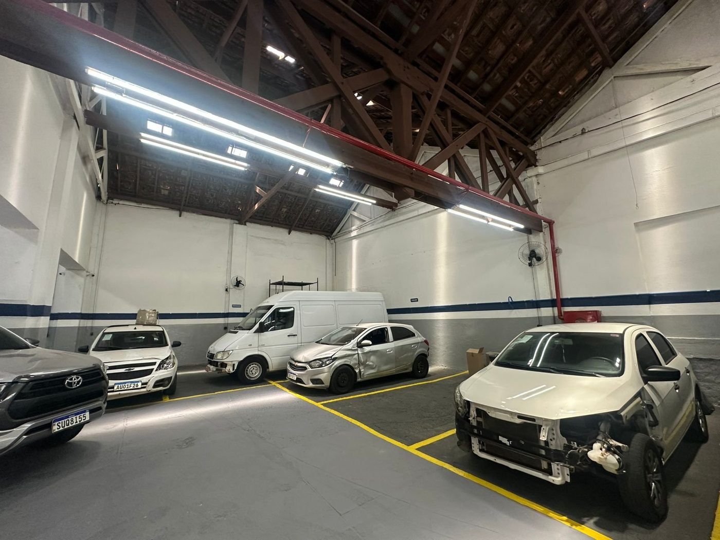 Galpão coberto da Rizzo Automotive com veículos em boxes demarcados
