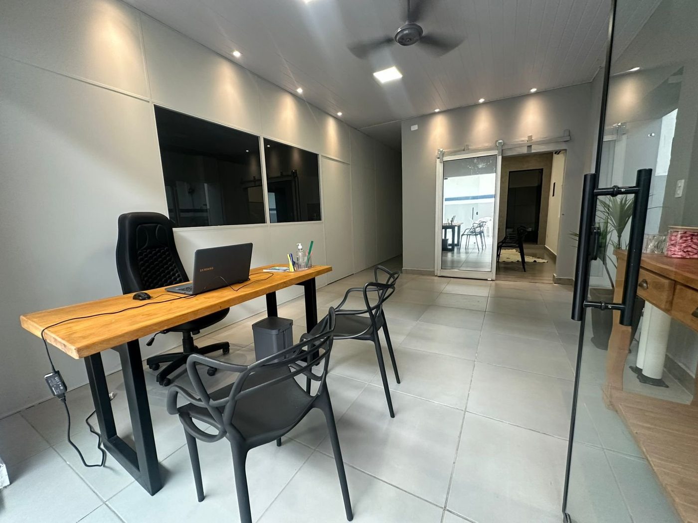 Recepção da Rizzo Automotive com mesa de atendimento
