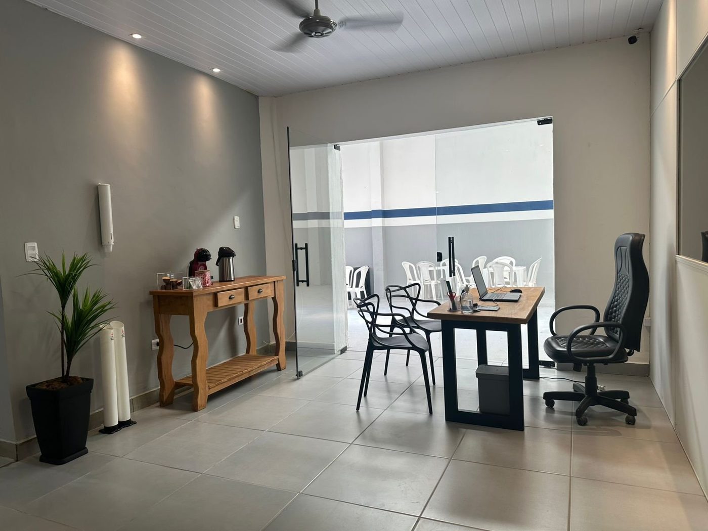 Sala de espera climatizada com café à disposição dos clientes